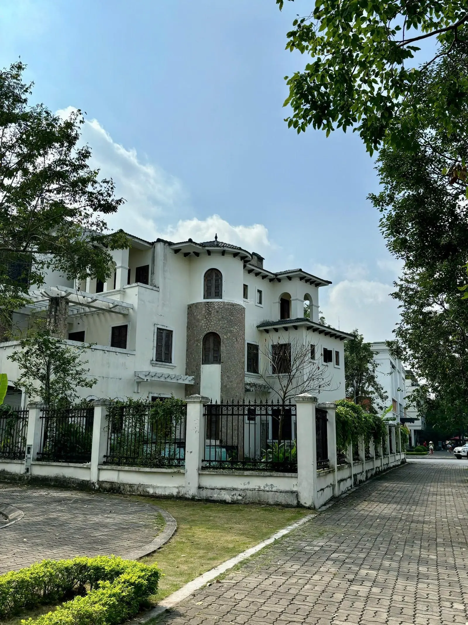 Chính chủ gửi bán biệt thự có hầm - kđt vinhomes thăng long