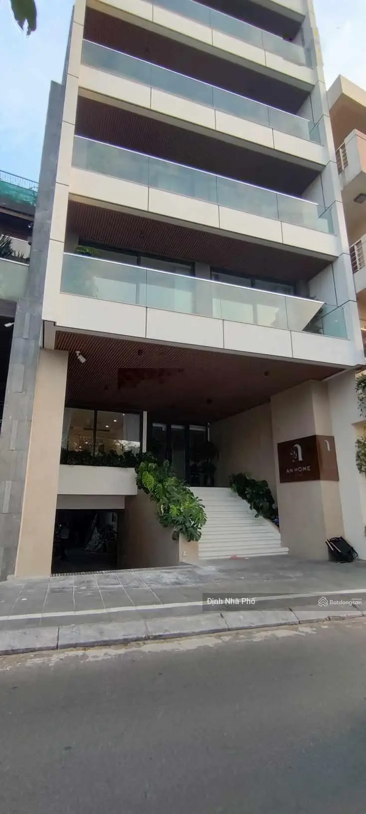 Bán tòa 7T MP Nguyễn Đình Thi, ôm trọn view Hồ Tây 128m2 MT 8.7m - vị trí đắc địa cho thuê 330tr/th