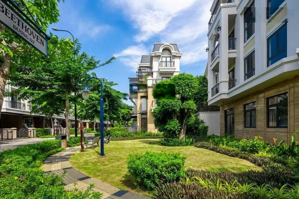 Bán biệt thự phố Clasia Khang Điền. Khu compound an ninh tuyệt đối. Giá 15 tỷ. Hàng đẹp hiếm có