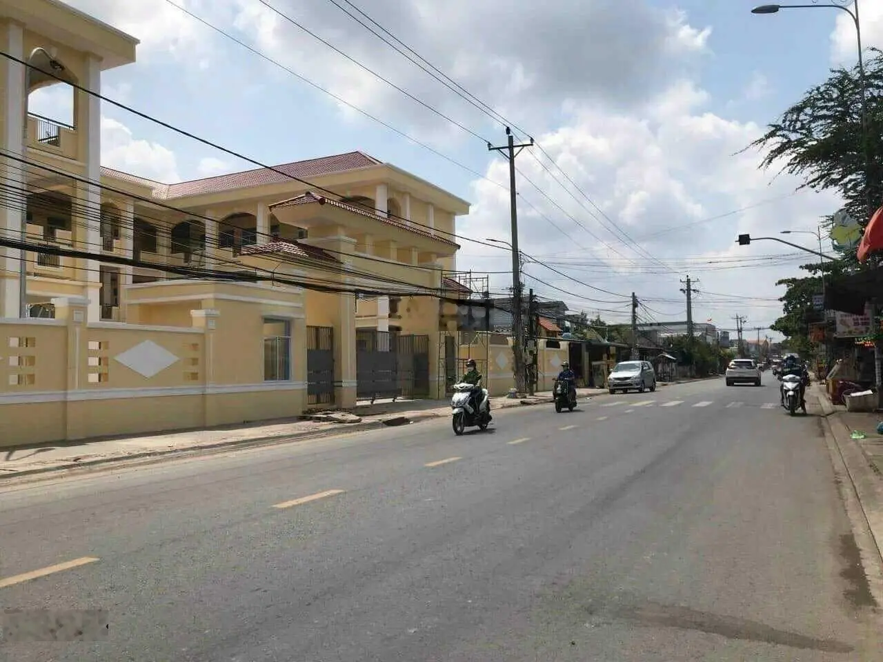 Cần bán 332m2 đất thổ cư mặt tiền đường đan xe ben gần chợ Đức Hoà, Long An
