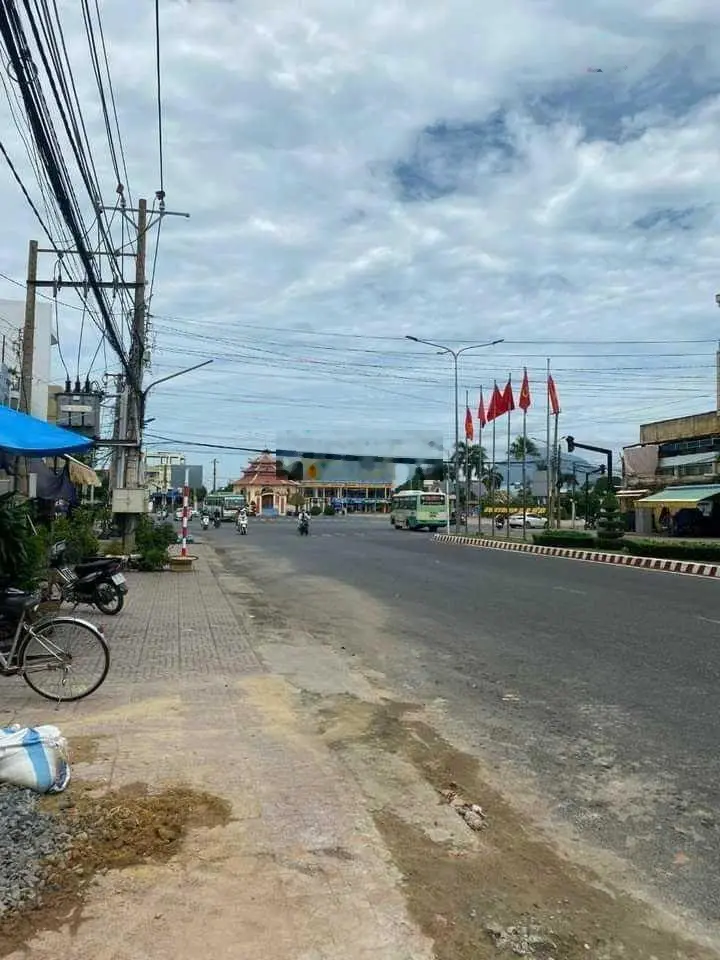 Hạ giá từ 17 tỷ xuống 12,8 tỷ cổng số 1, chợ Long Hoa. TL chính chủ