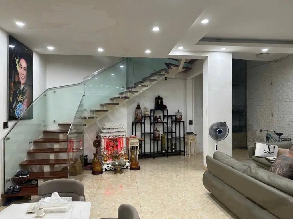 Bán nhà kim ngưu-trung tâm hbt - cách 1 nhà ra phố - full nội thất- dt: 90m2,mt8m,4 tầng,giá16,5 tỷ