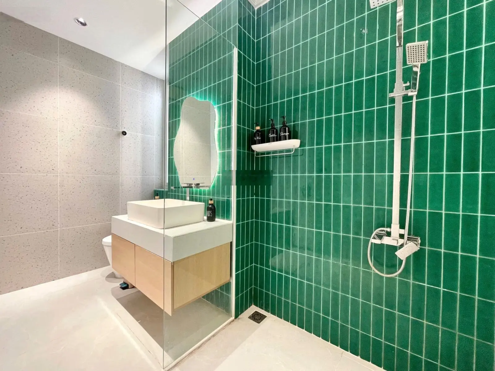 Villa 3MT Chương Dương 1300m2 view sông vườn khủng, siêu hồ bơi, full nội thất, trên 100tr/tháng