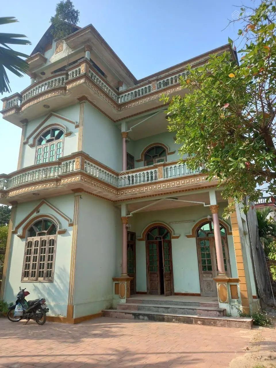 Bán nhà đất 411m có 240 thổ cư, sẵn nhà 3 tầng - sân vườn - gần ngay đường QL6 giá 5,5 tỷ