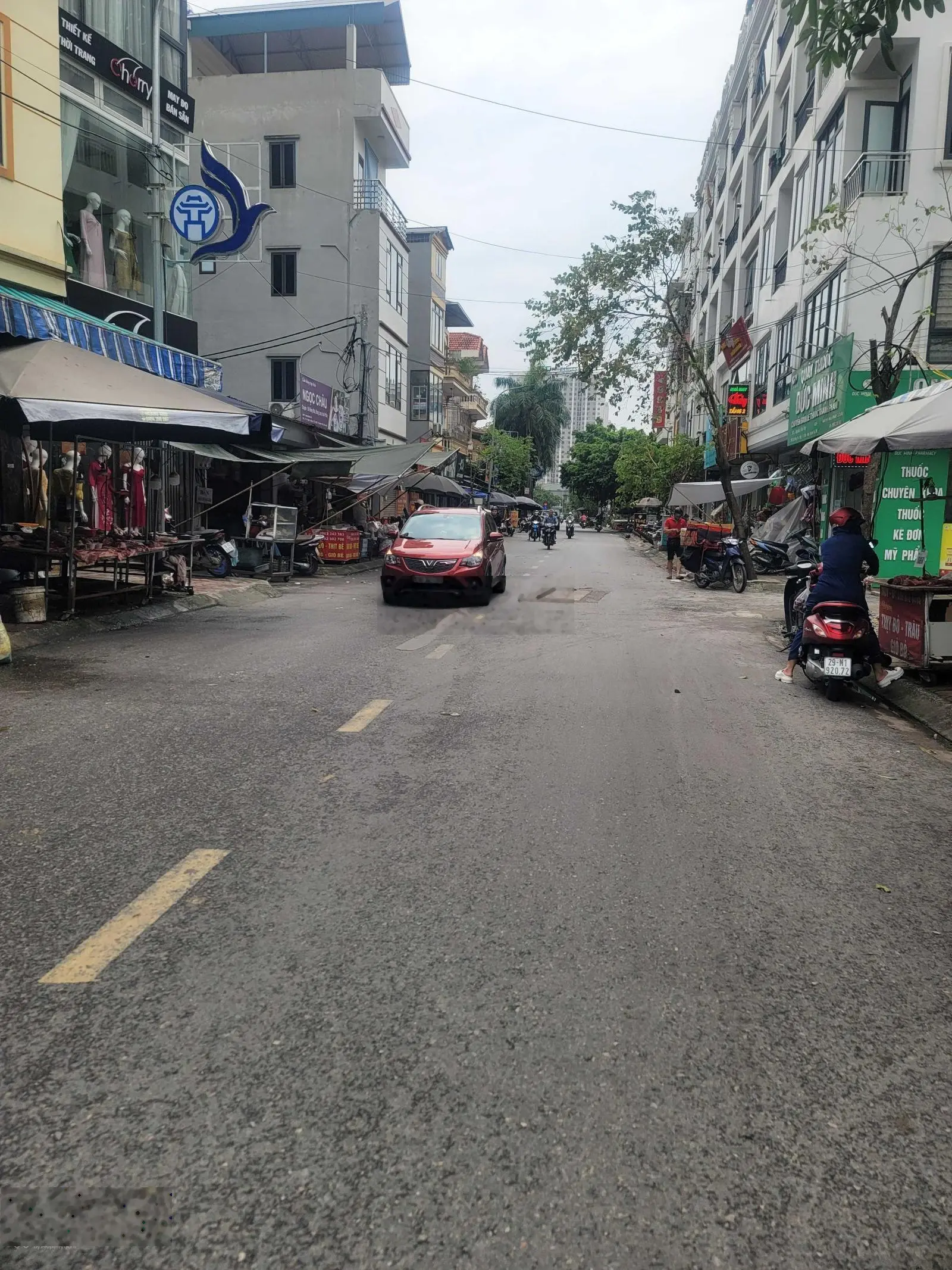 MẶT PHỐ NGỌC HỒI, VỈA HÈ ĐÁ BÓNG, ĐƯỜNG 17M, MẶT TIỀN RỘNG: 65M* 10.5M MẶT TIỀN. KHÔNG QUY HOẠCH.