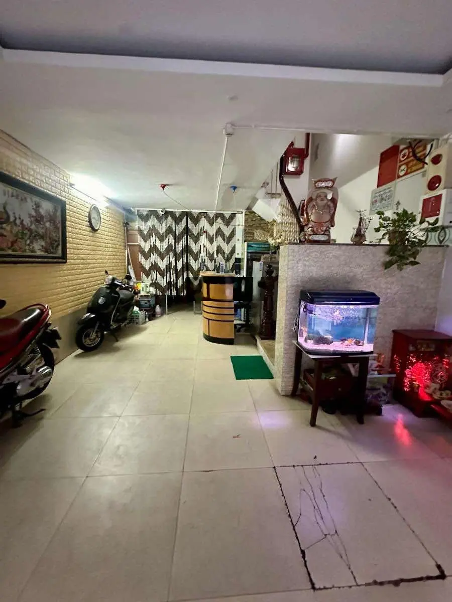 Vị trí đỉnh ! Chùa Láng - khu phân lô xe tải đỗ cửa - kinh doanh mọi mặt hàng - nở hậu.