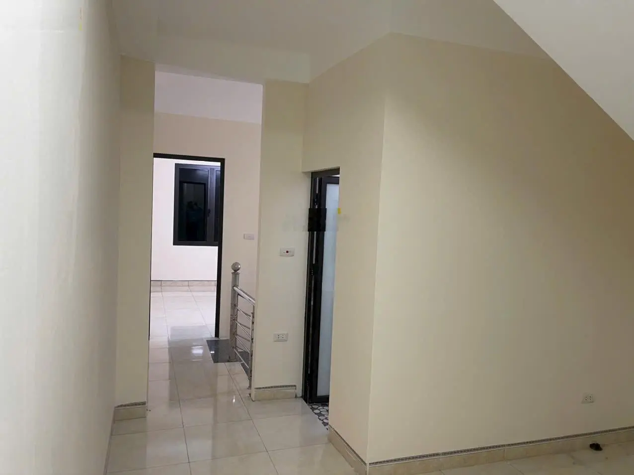 Bán Gấp Nhà 5 Tầng, Tây tựu, Gần trường THCS, Cách mặt phố 20m, Dt 42m2. Mt hơn 4mx Giá : 5,2 tỷ