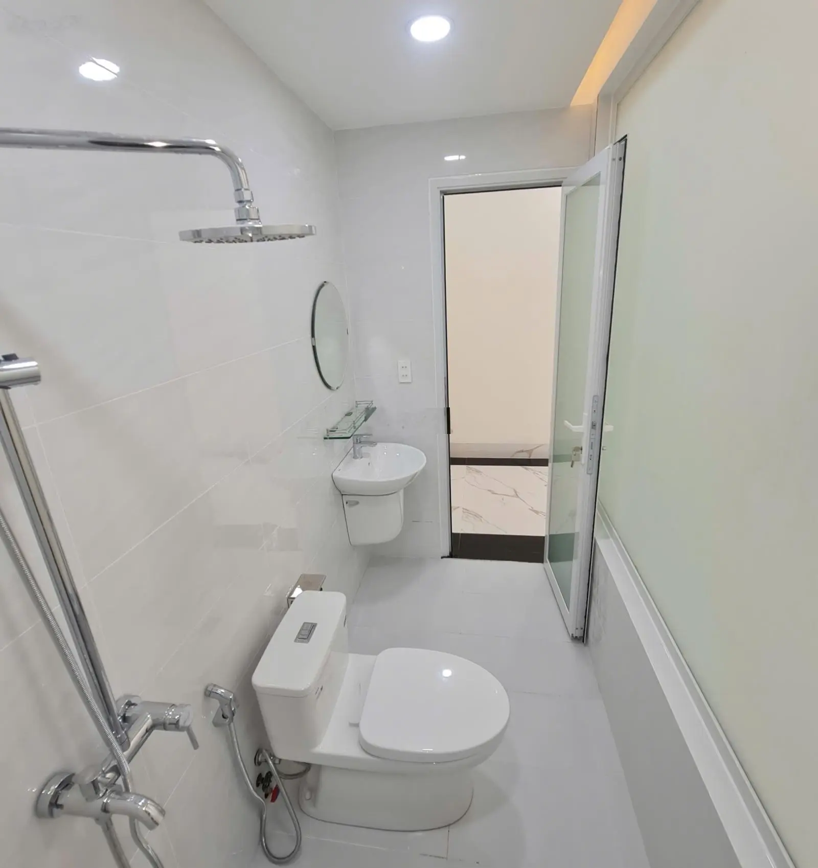 Nhà bán hẻm 50 đường Hoà Bình p5 quận 11 TPHCM gồm 4 p ngũ 1 thờ 5 WC giá 11 CTL, LH:0969748973