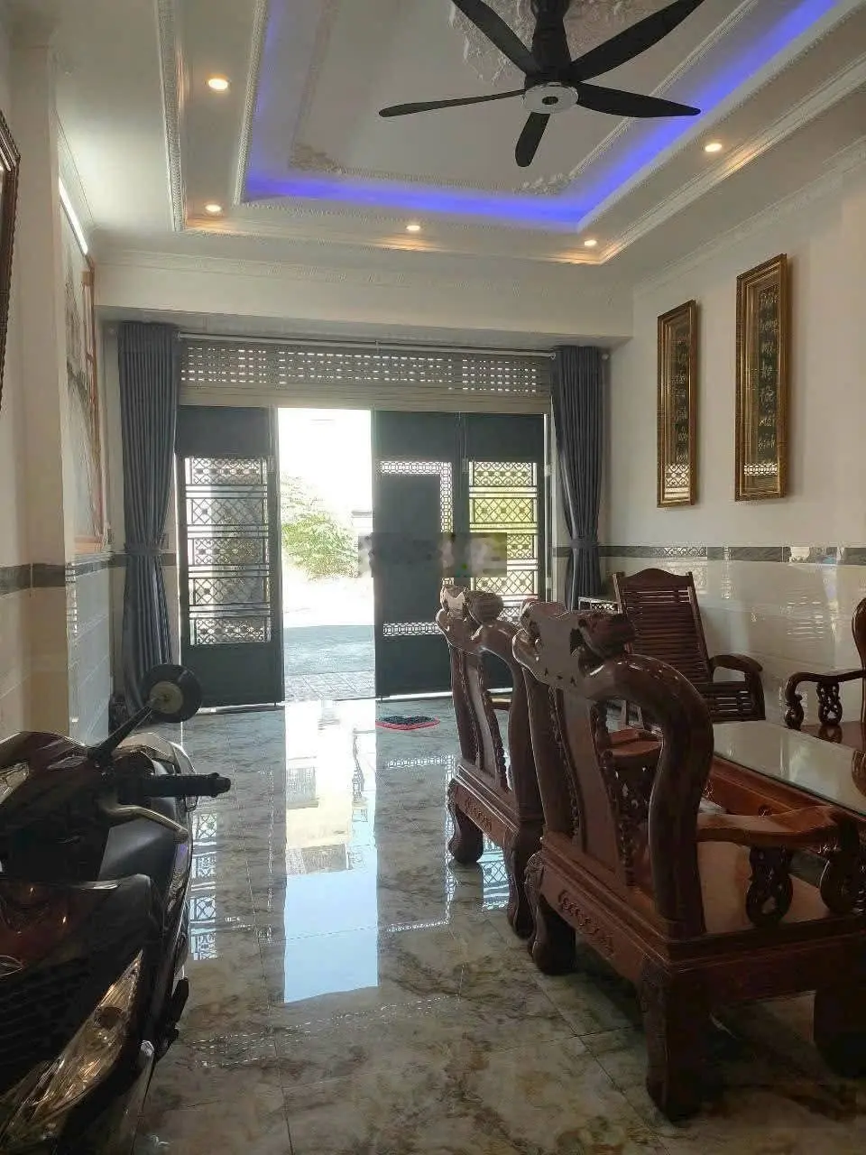 Nhà đẹp 1 trệt 2 lầu khu toa xe sát bên vincom 550 dĩ an
