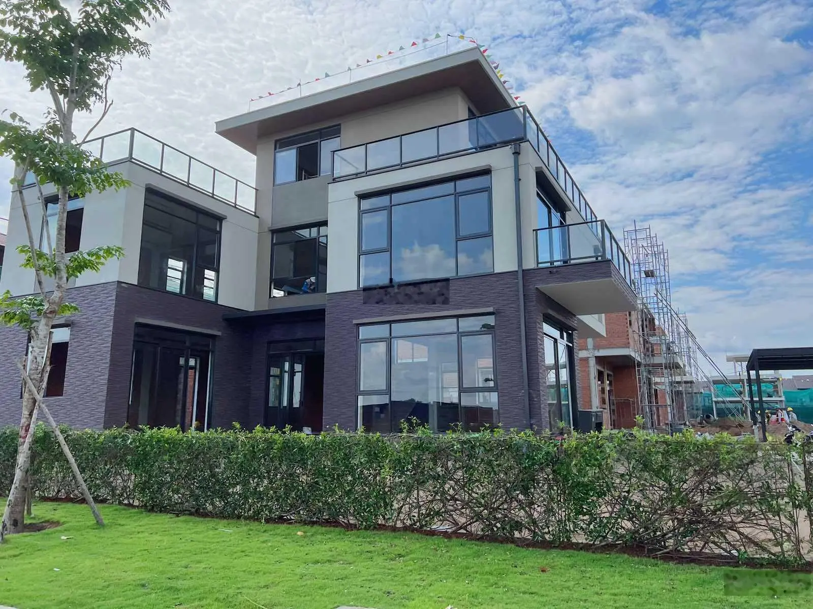 Bán biệt thự the Aqua KĐT Waterpoint giá thương lượng, diện tích 225 m2