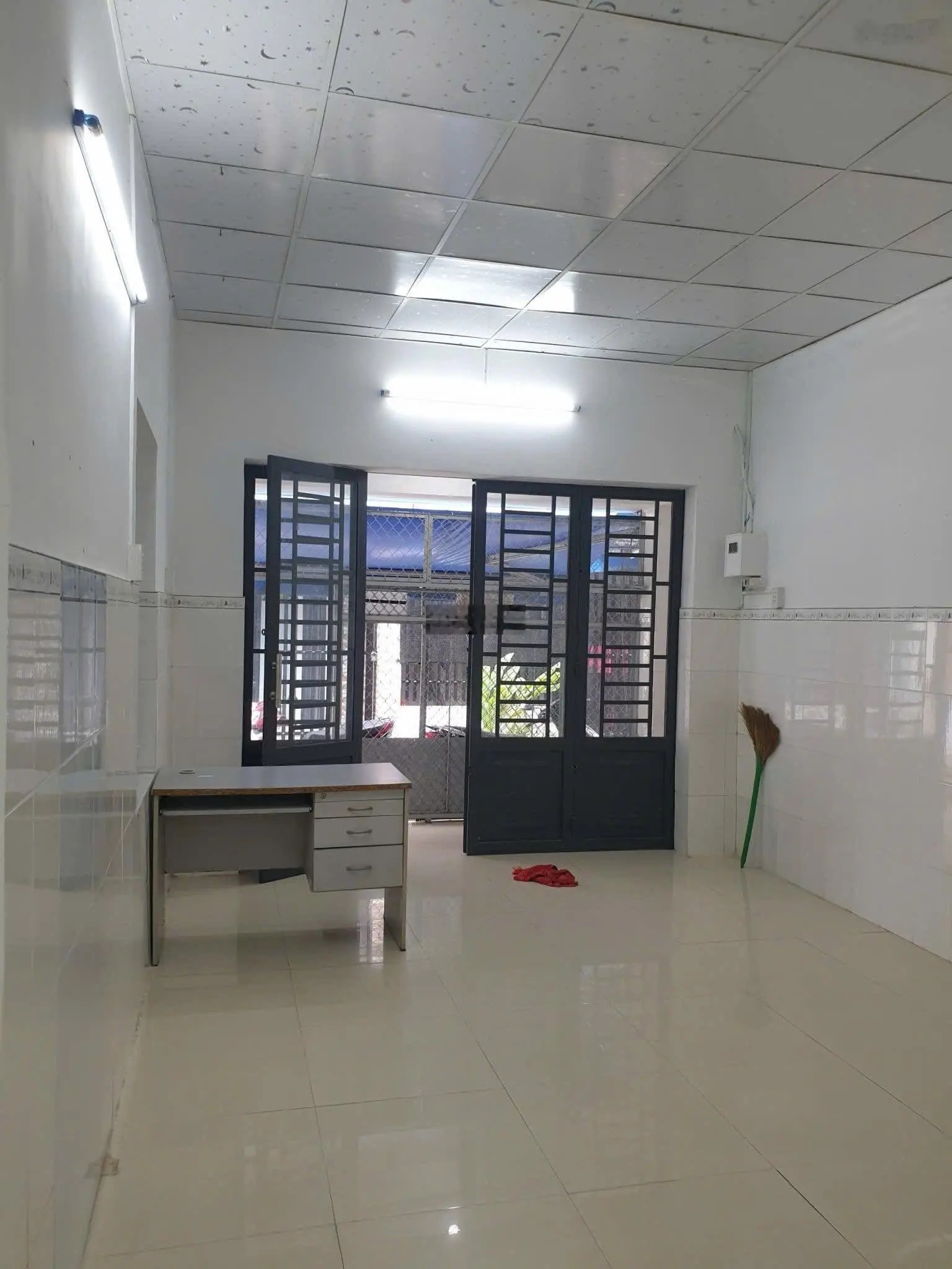 Bán nhà cách siêu thị Go chỉ vài bước chân, giá chỉ 2 tỷ 1 trệt 1 lầu, gần ĐH Bình Dương