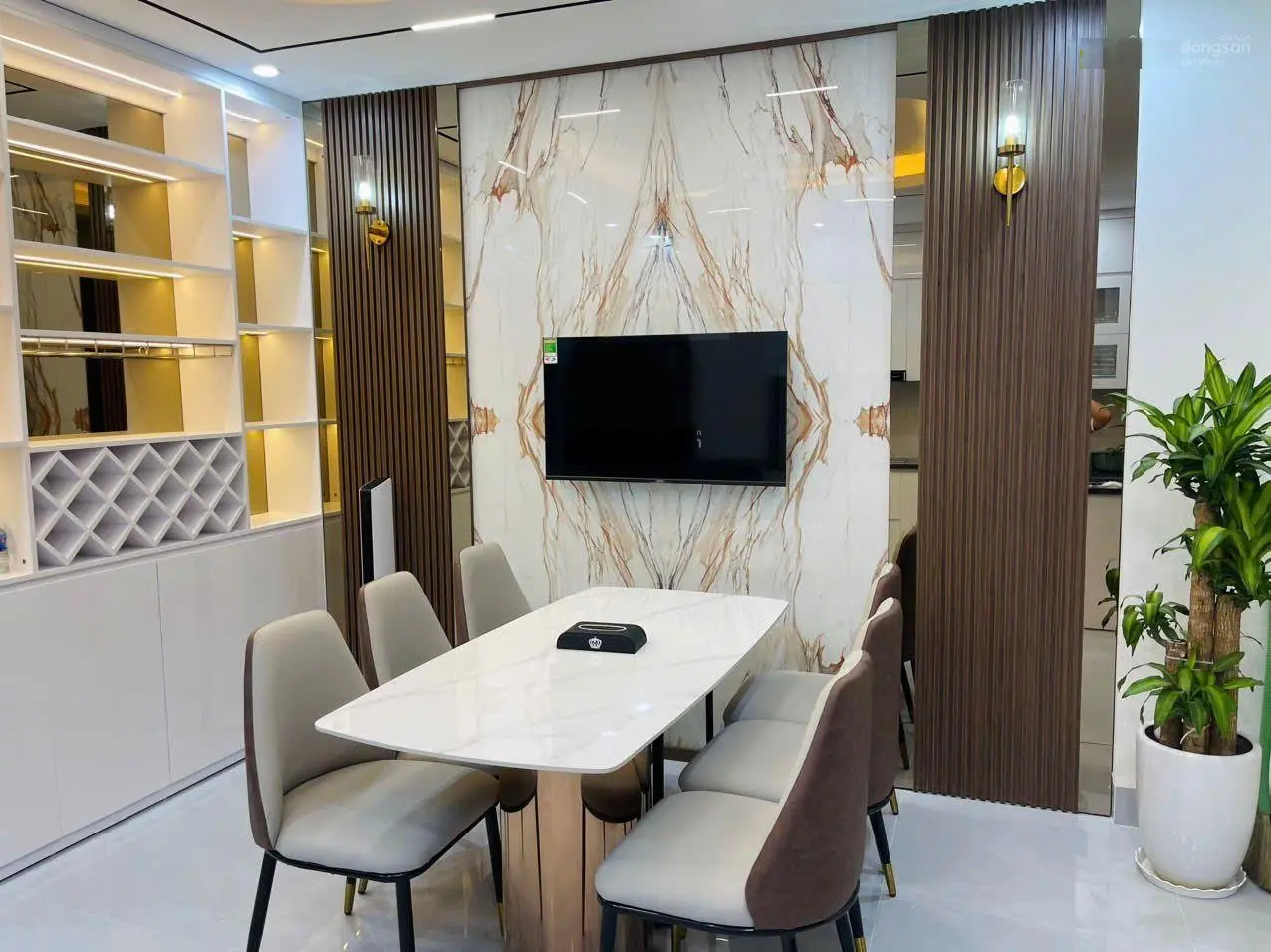 NHÀ VEW HỒ, KHU ĐẤU GIÁ CỰ KHỐI DÂN XÂY, ĐỂ LẠI NỘI THẤT, KINH DOANH TỐT
