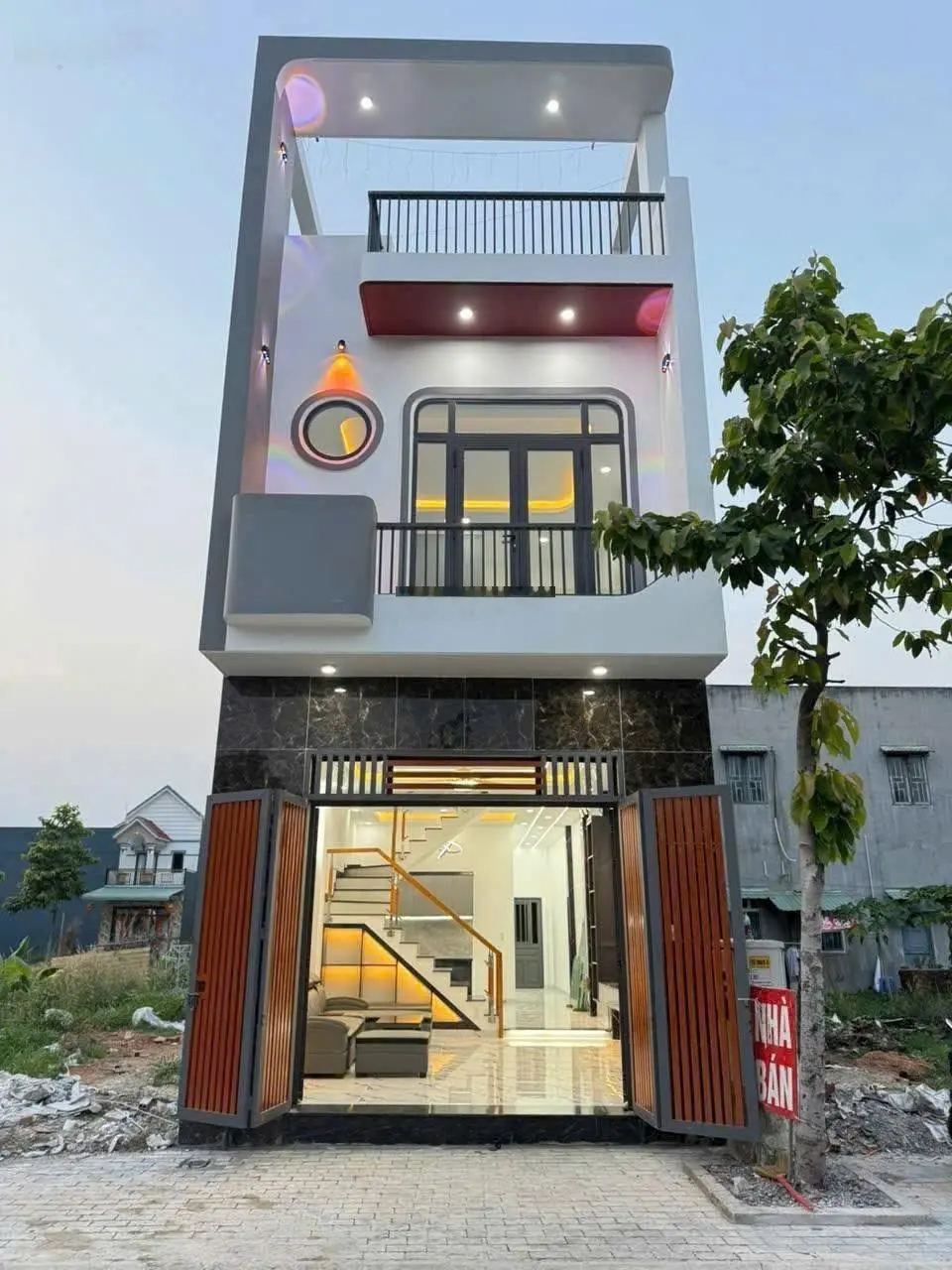 Cần tiền bán gấp nhà giá rẻ 900 triệu, sổ riêng thổ cư, gần Công an Dĩ an Bình Dương