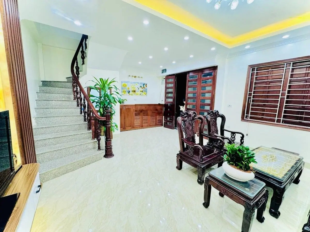 Giá tốt. Nhà đẹp đường Láng. Ngõ thông các ngả, cực gần ô tô tránh, ra phố vài bước chân. 38m2