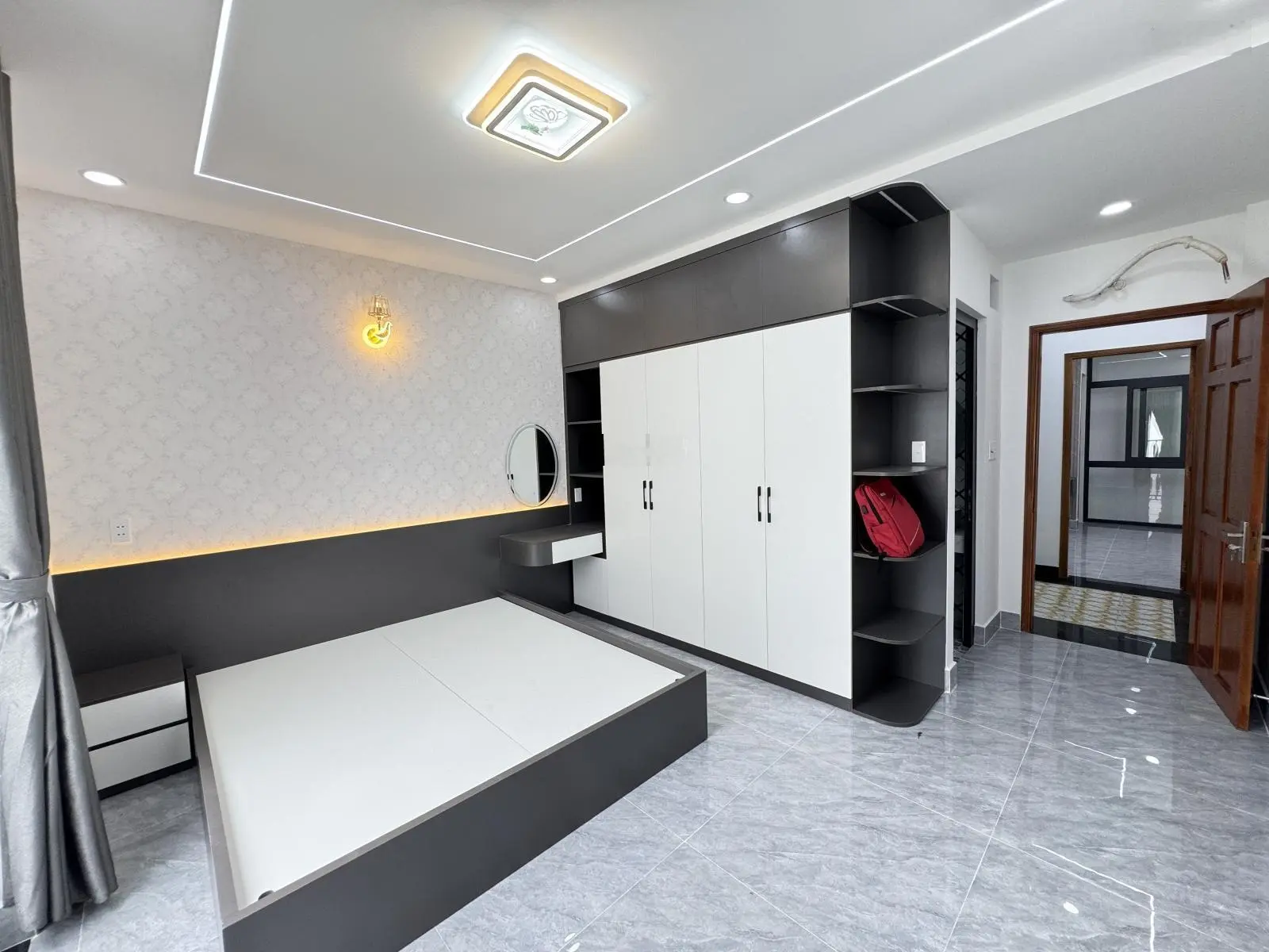Bán nhà ngay gần chợ Bình Long, ngang 4,3m dài 12m, đúc 5 lầu, có nội thất