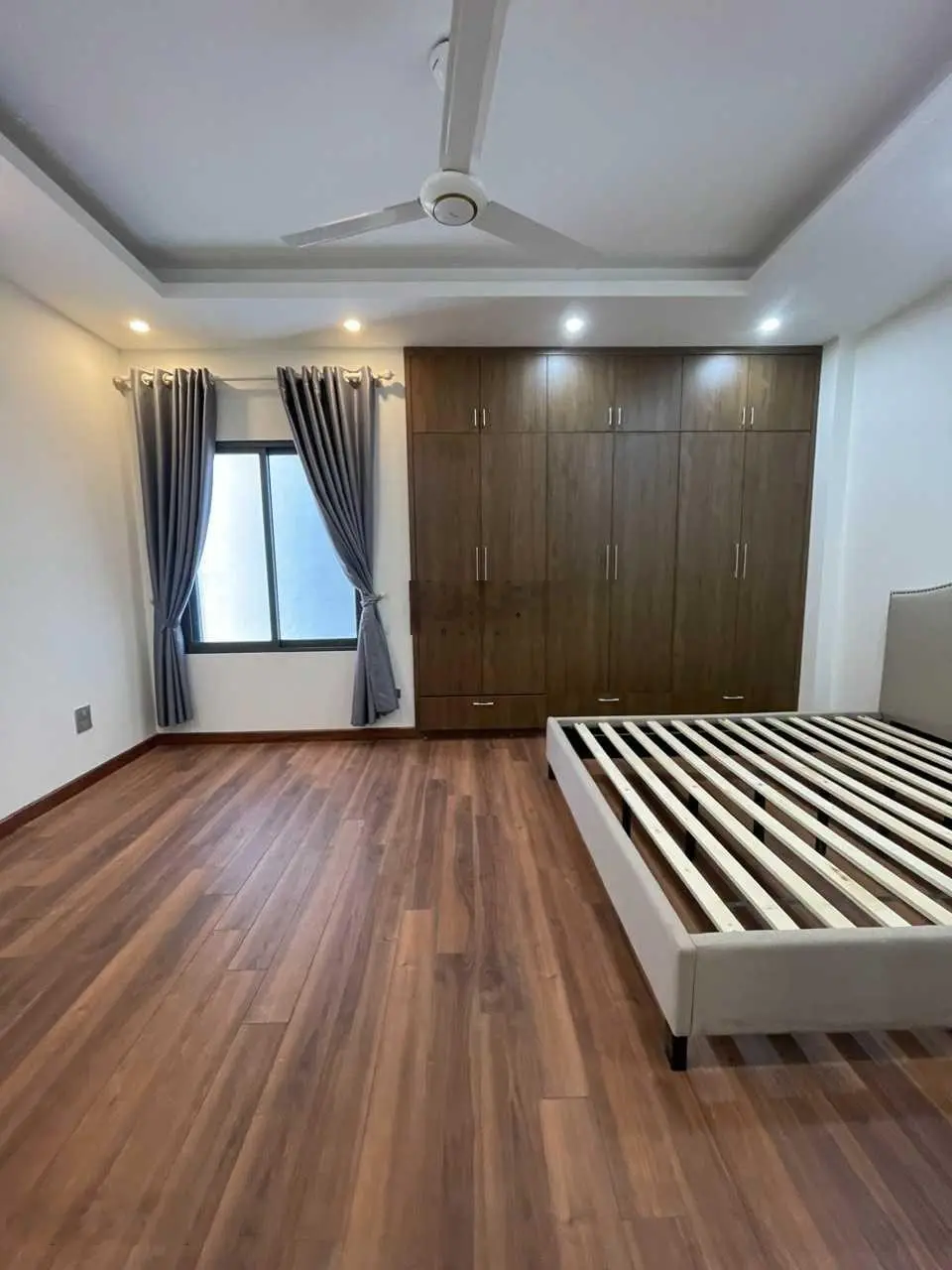 Bán nhà tái định cư Ngọc Thụy 80m2 x 5T x 5m mặt tiền, thang máy 450kg, ngõ thông ô tô 7 chỗ vào