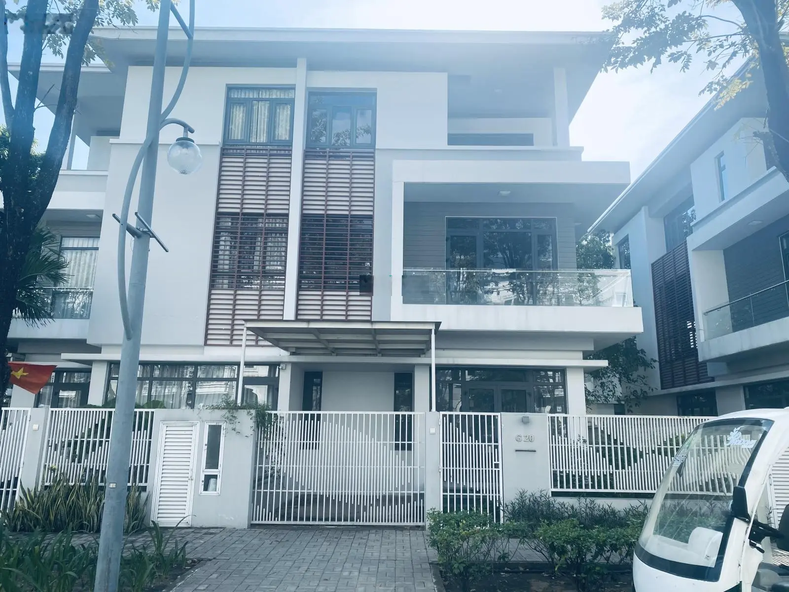 Chủ nhà cần ra gấp căn song lập 230m2 Phố Đông Village Quận 2 chỉ còn giá 22 tỷ thuận tiện mở VP