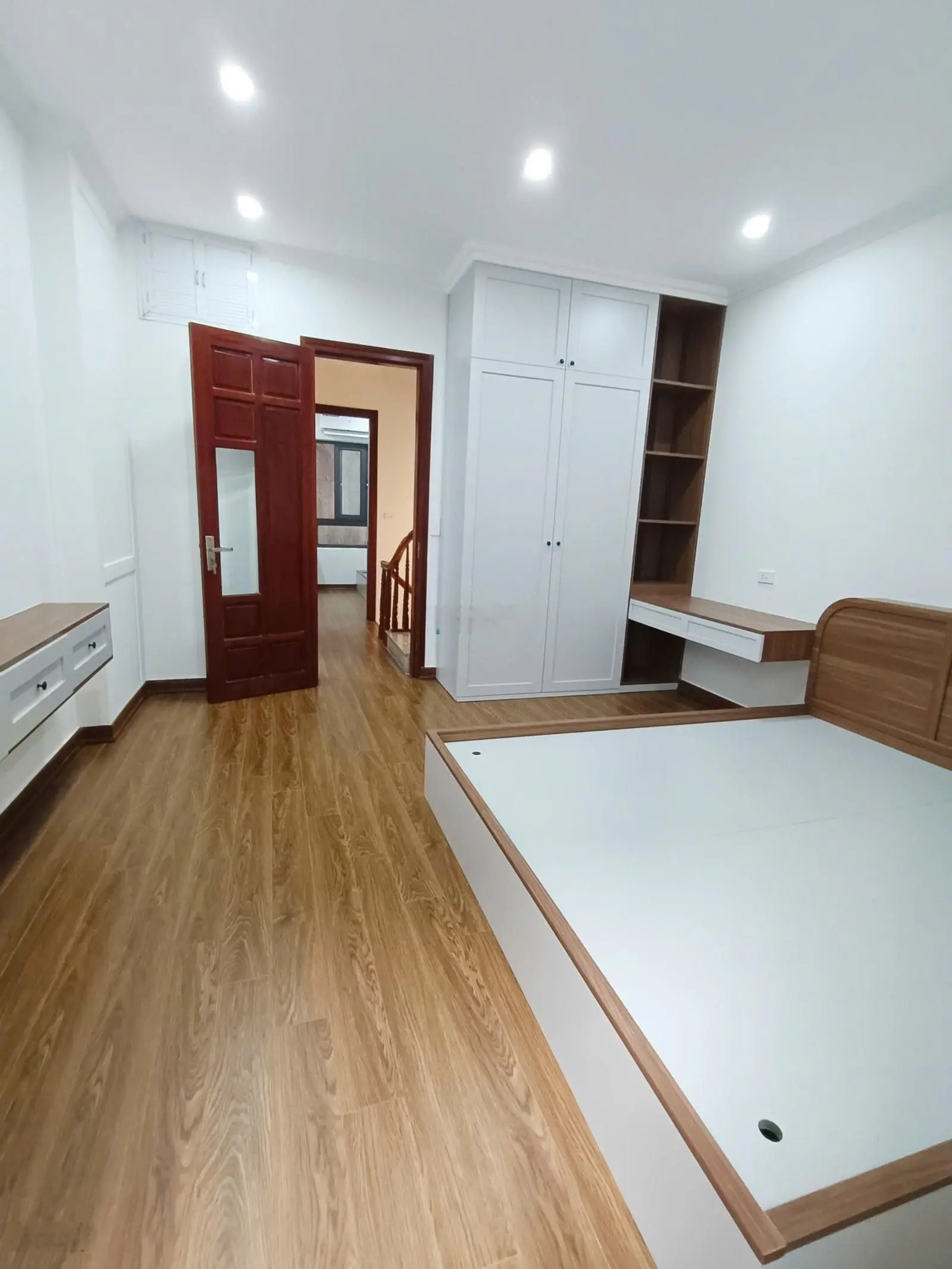 Bán gấp nhà La Khê, Hà Đông, diện tích 35m, 5 tầng, ở ngay, ngõ thông 2 ô tô, đầy đủ tiện ích