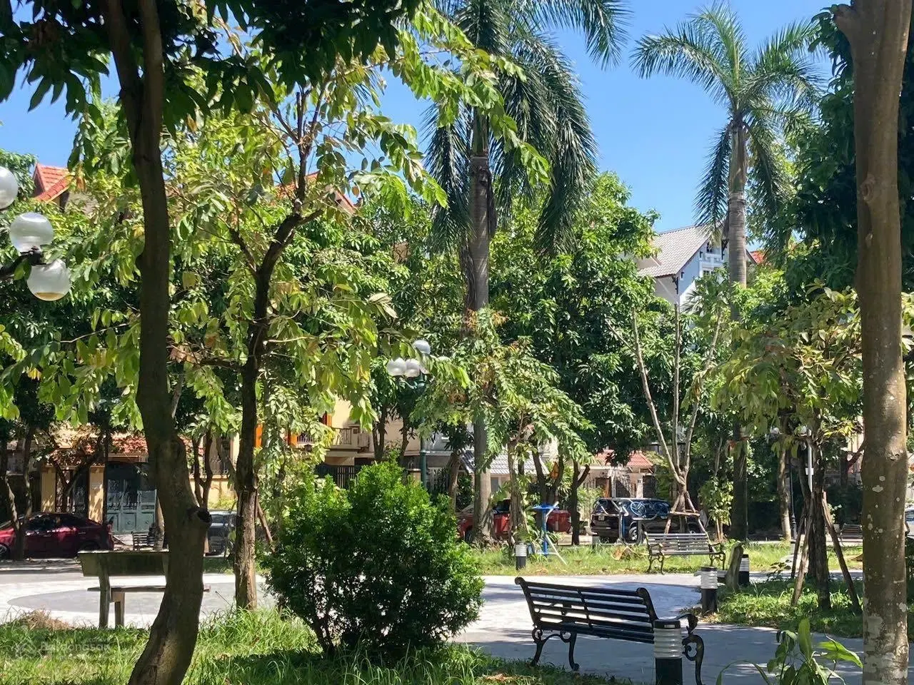 Bán Căn Biệt Thự 4 tầng mặt Vườn Hoa KĐT Sài Đồng 2 mặt Đường Trước Sau Rất Giá Trị.