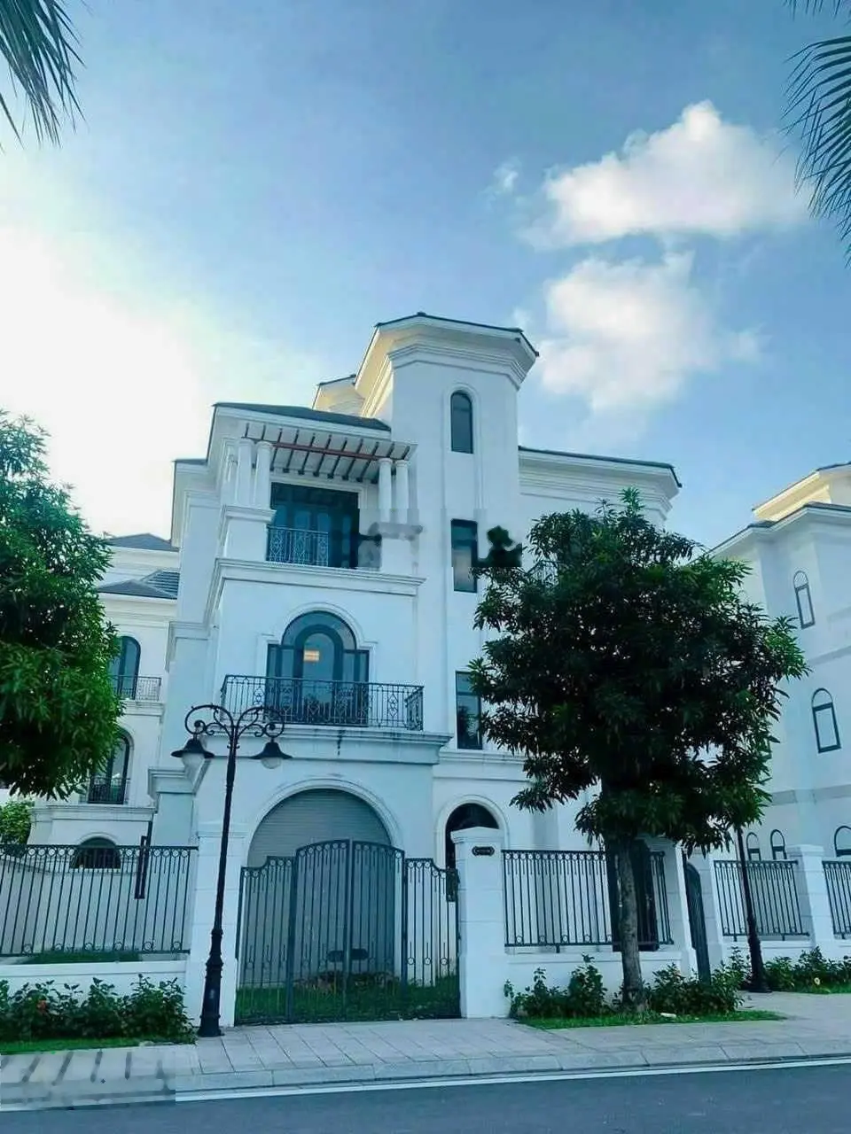 Bán biệt thự đơn lập Ngọc Trai. DT 288m2, 4T, MT 16m. Giá 61,5 tỷ