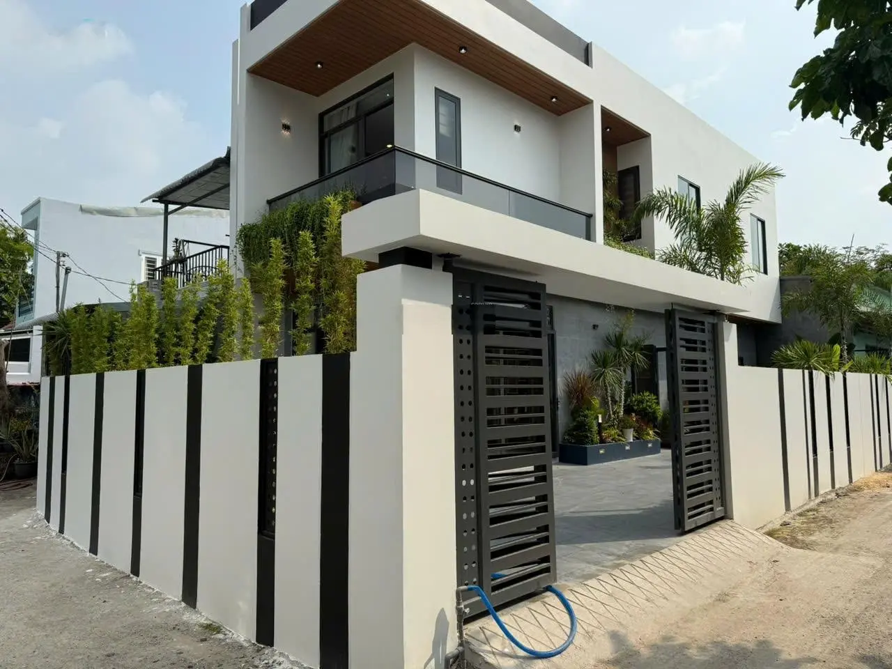 Biệt thự mini - 141m2( 8 x 19), full thổ, sổ riêng - đường ô tô, cách Tp .HCM 5km - sách vali vô ở