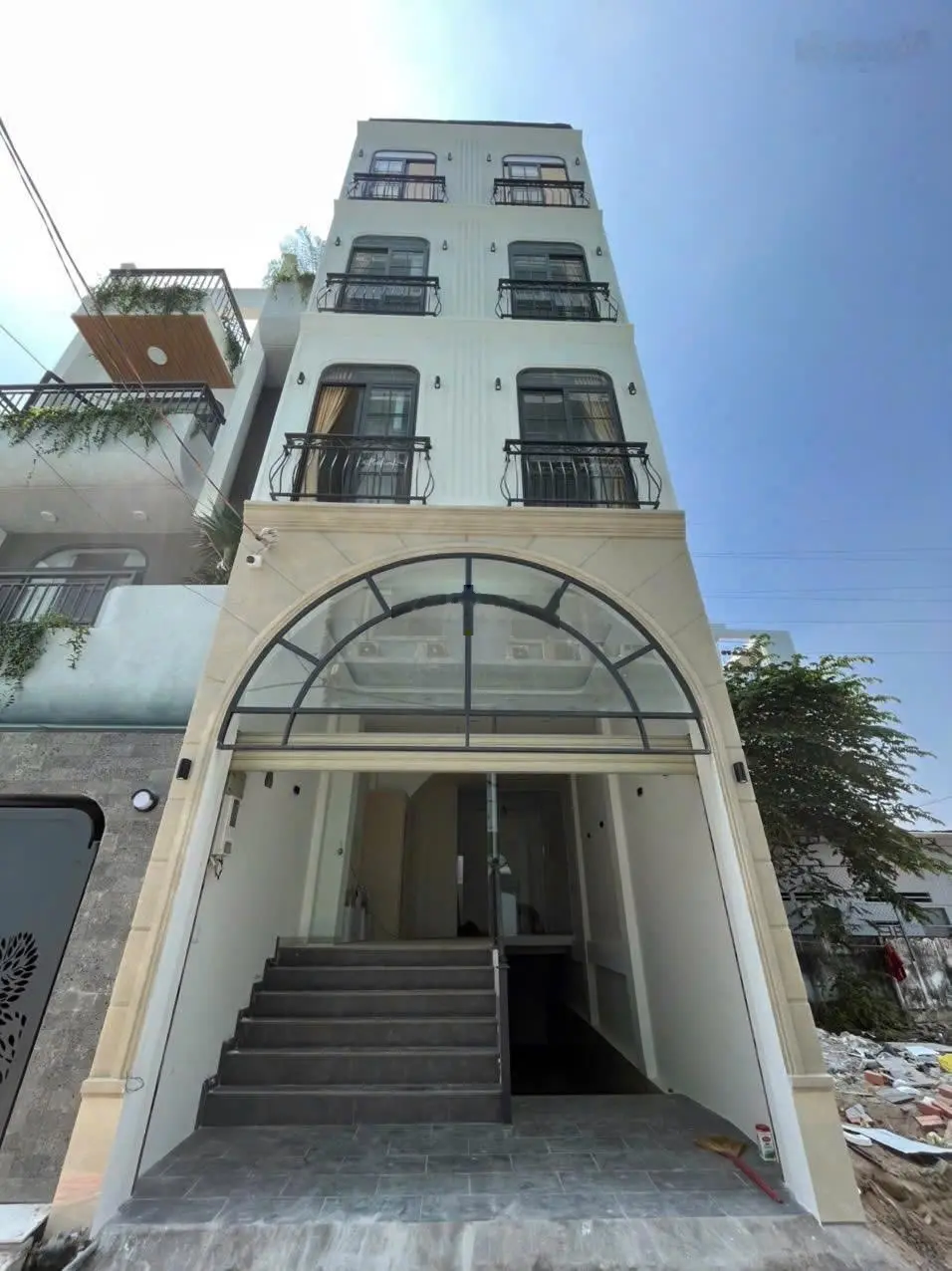 Bán căn hộ dịch vụ đường số 34, P. Linh Đông. Hẻm xe hơi, nhà 1 trệt 3 lầu + tầng hầm có 9 ph