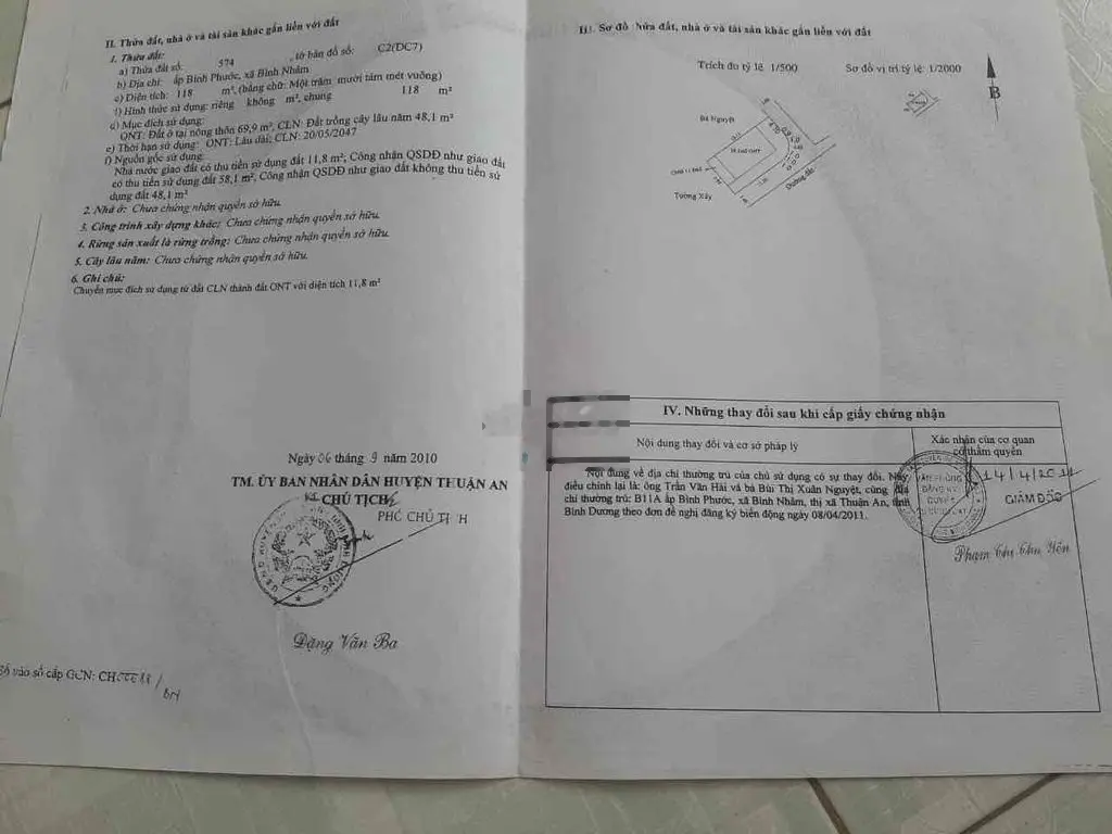 Nhà 4 phòng , sân xe hơi . ngã tư nhà đỏ