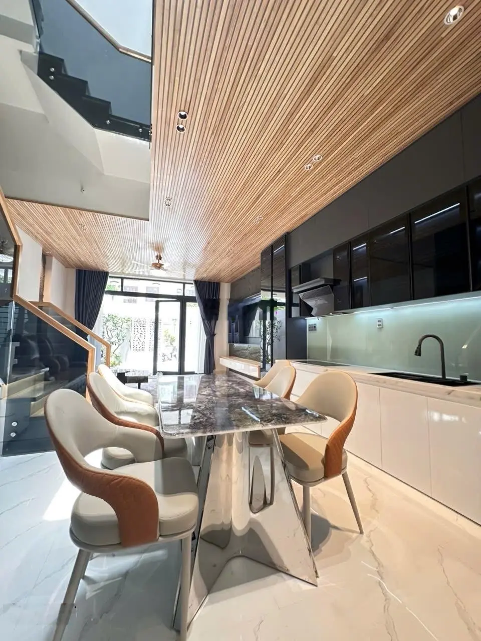 Siêu phẩm 3 tầng hoà minh-dọn vào ở ngay-cách biển vài bước chân-giá chỉ nhỉnh 6 tỷ