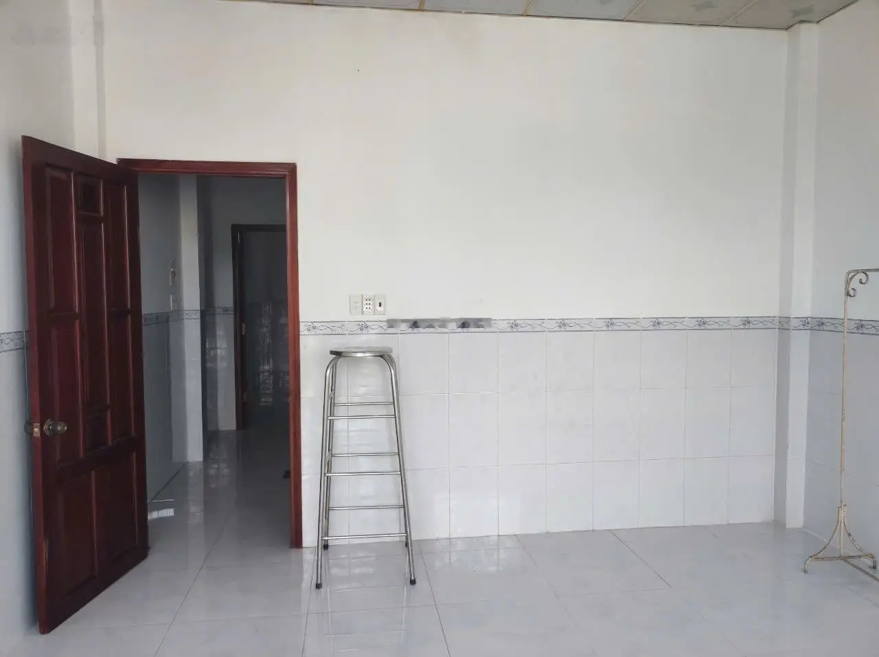 Bán nhà đẹp 1 trệt 1 lầu đường nhựa ôtô gần chợ P3 thuân tiện kinh doanh TP Vĩnh Long