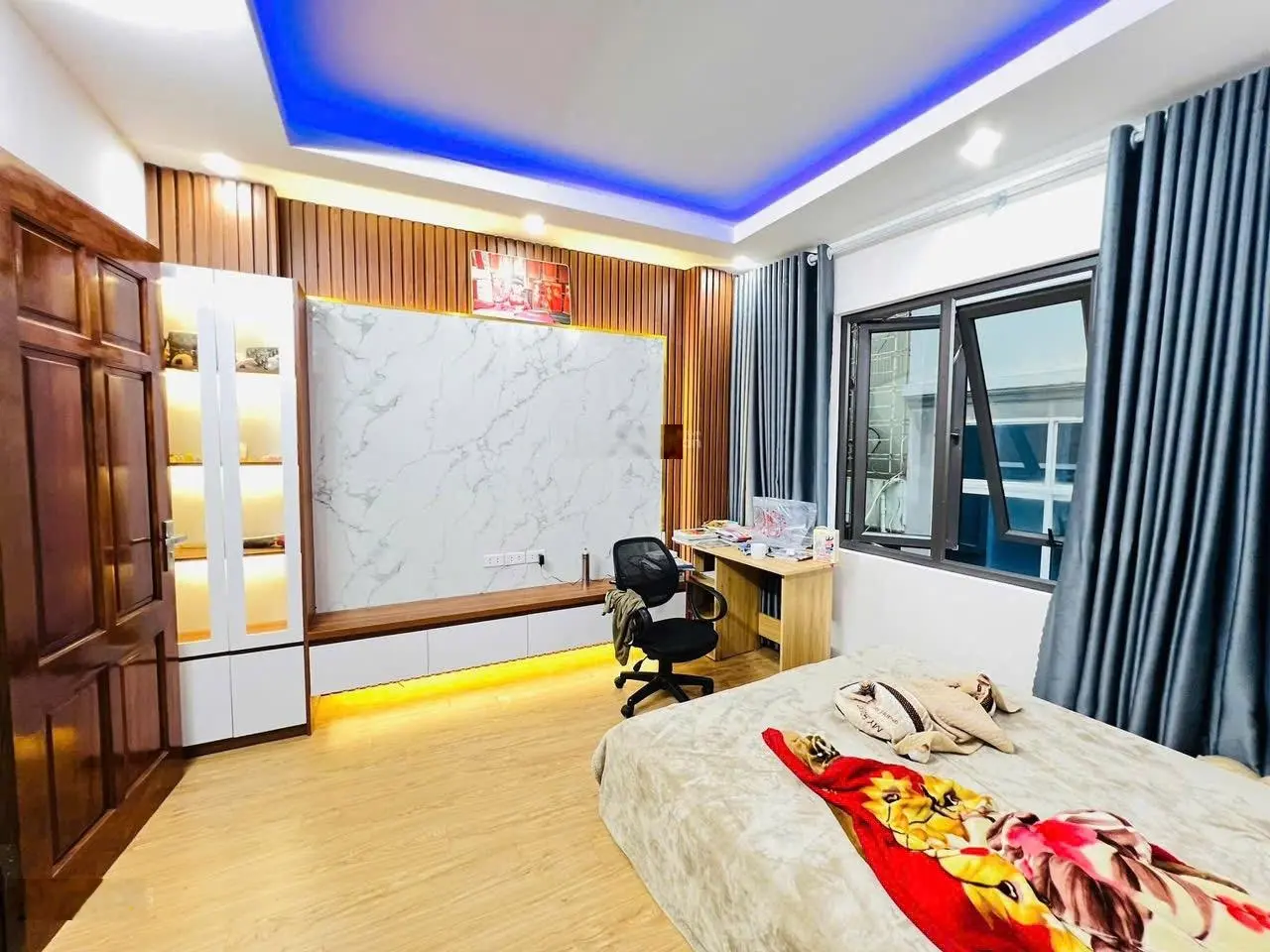 Bán nhà hơn 7 tỷ, nhà mới 50m2, Ngã Tư Vọng - Đại La, 5 tầng - 6 ngủ - gần phố - 2 thoáng trước sau