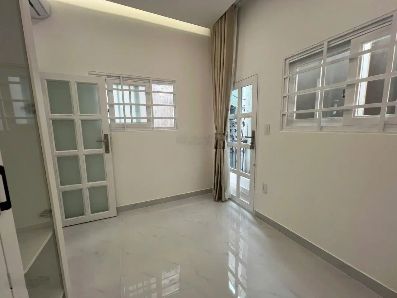 Hot! Thông Tin Thật 100%. Giá 2 tỷ 950tr, 1 tr 1 lầu, SHR, Nhà Mới Hẻm 1 Sẹc Đường Cô Giang Q1.