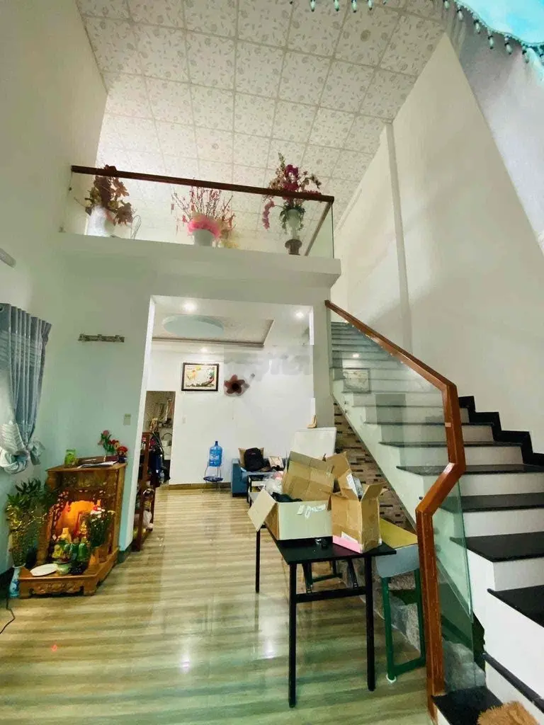 Nhà gác lửng Tôn Đản gần đường chính giá chính chủ