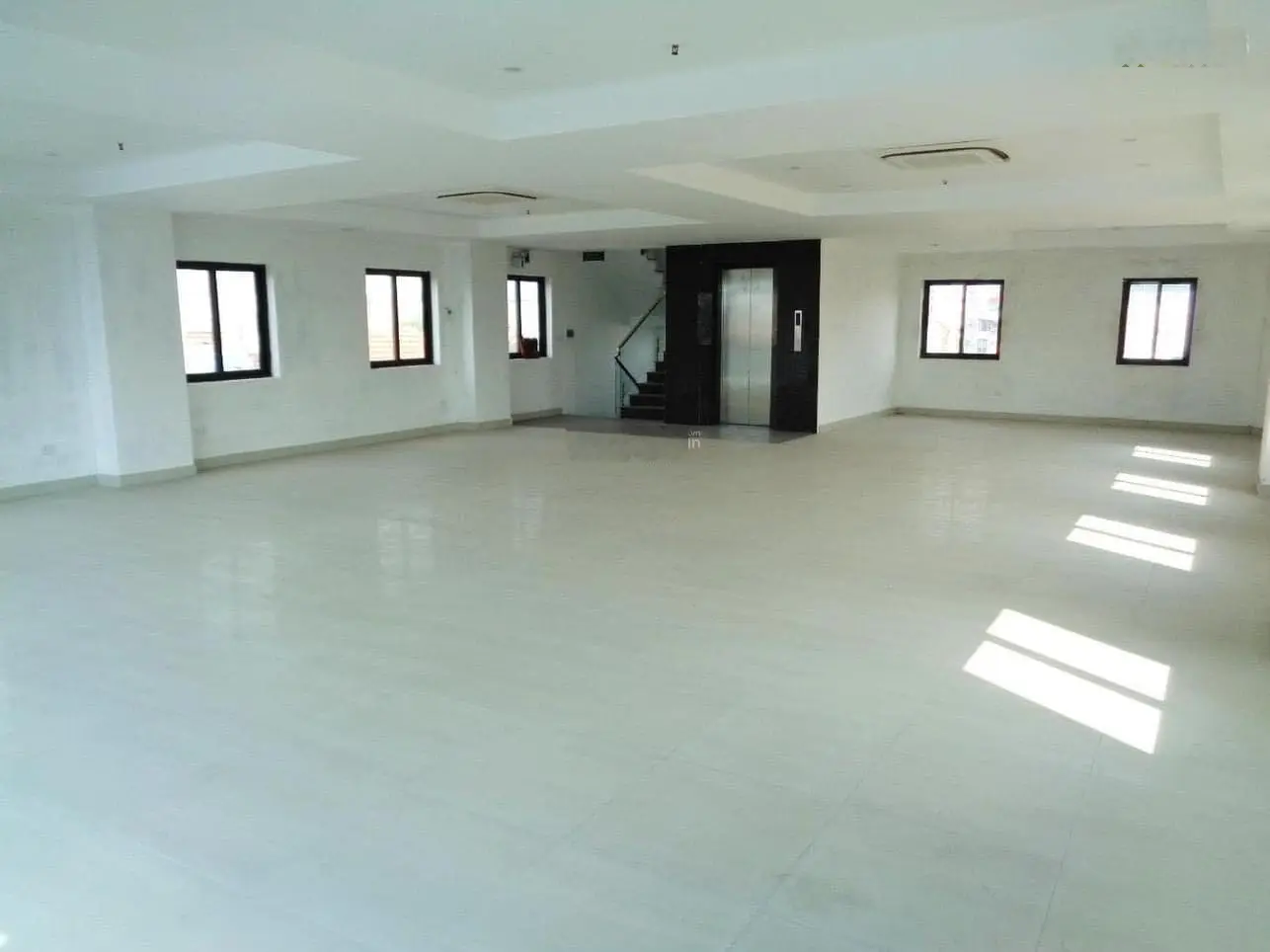 Bán toà nhà MP view hồ Hoàng Cầu - Đống Đa 240m2 9 tầng 1 hầm mặt tiền 10m cho thuê KD VP 350tr/th