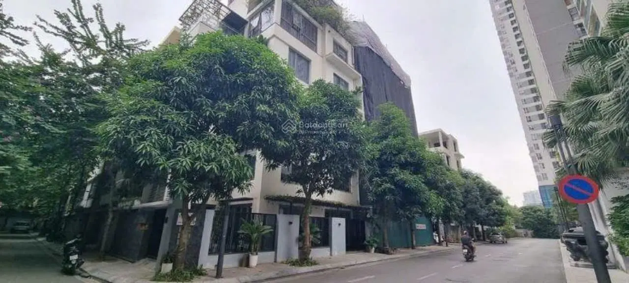 Bán nhà phố Hoàng Sâm, phân lô, 2 mặt tiền, nội thất nhập khẩu, thang máy 58m2, 24.2 tỷ
