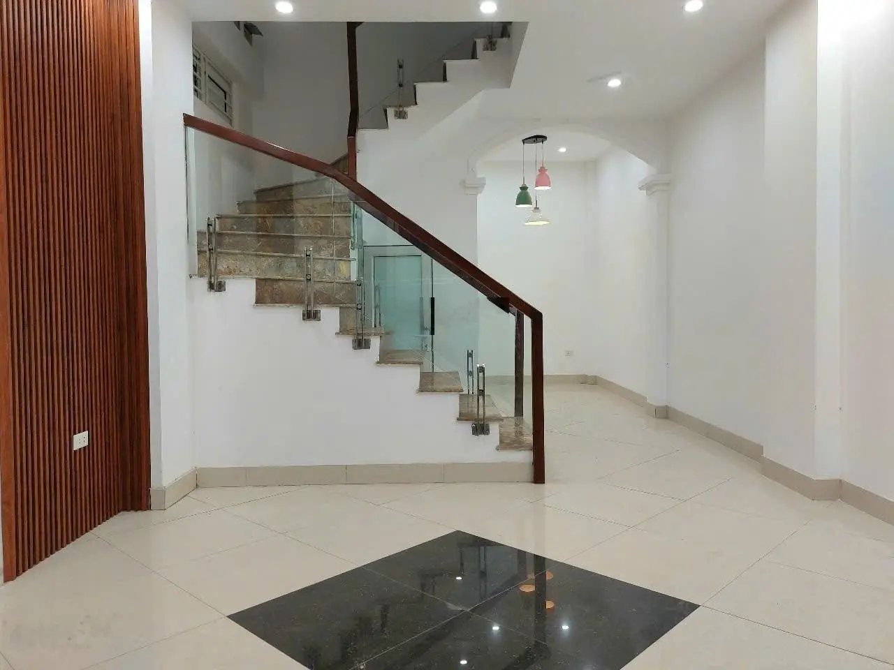 Long Biên nhà dân xây chắc chắc gần 50m2, mặt tiền hơn 4m. Giá chỉ 5.5 tỷ