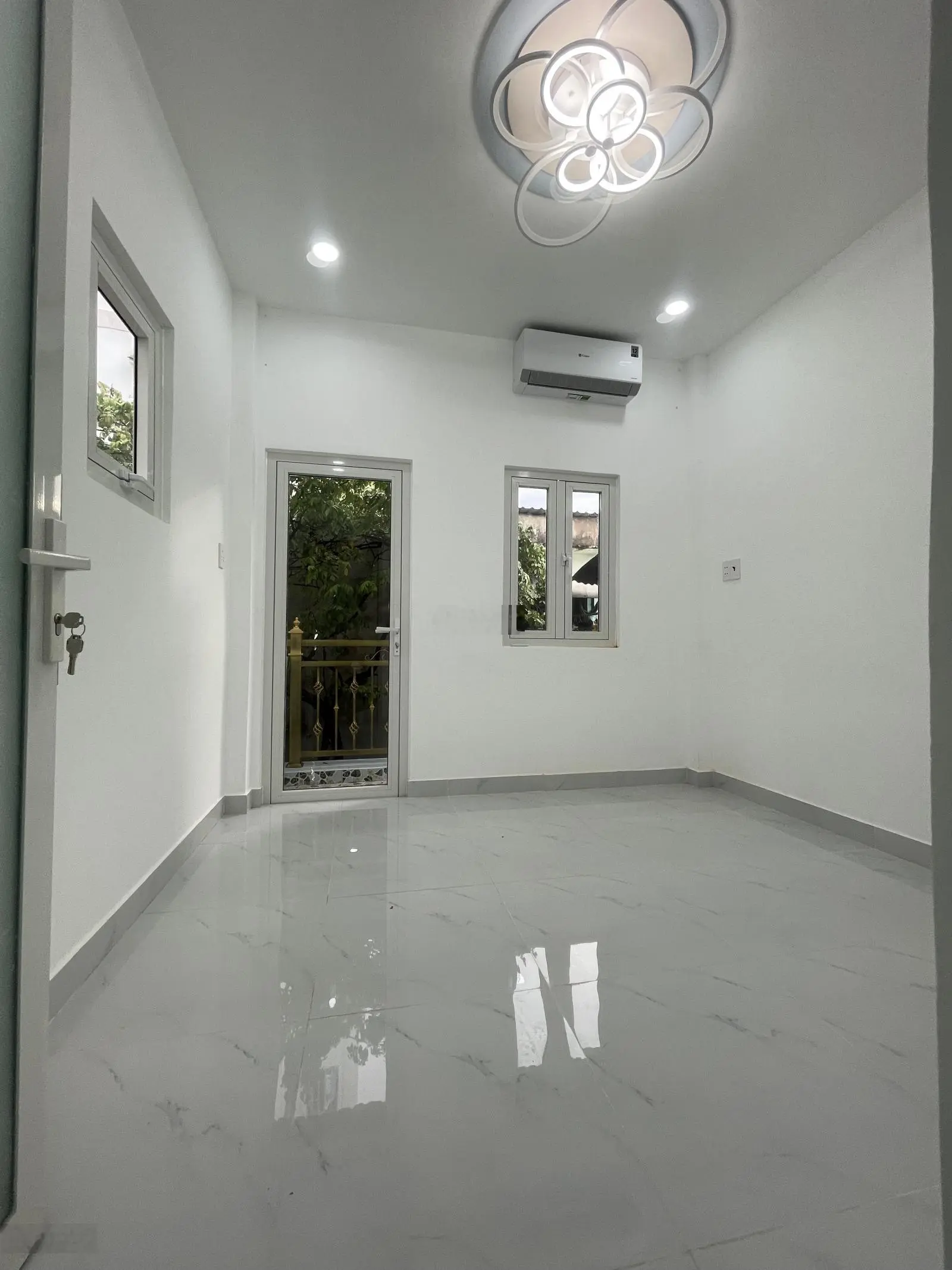 Bán Nhà Đẹp lung linh hồ Thành biên Phường bốn quận 8. Tặng nội thất cao cấp