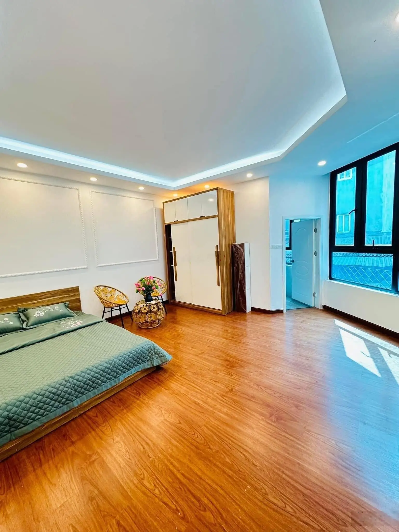 Bán nhà lô góc 2 thoáng phố Trạm, Long Biên, 5 tầng, nội thất cơ bản về ở ngay, giá 5,7 tỷ