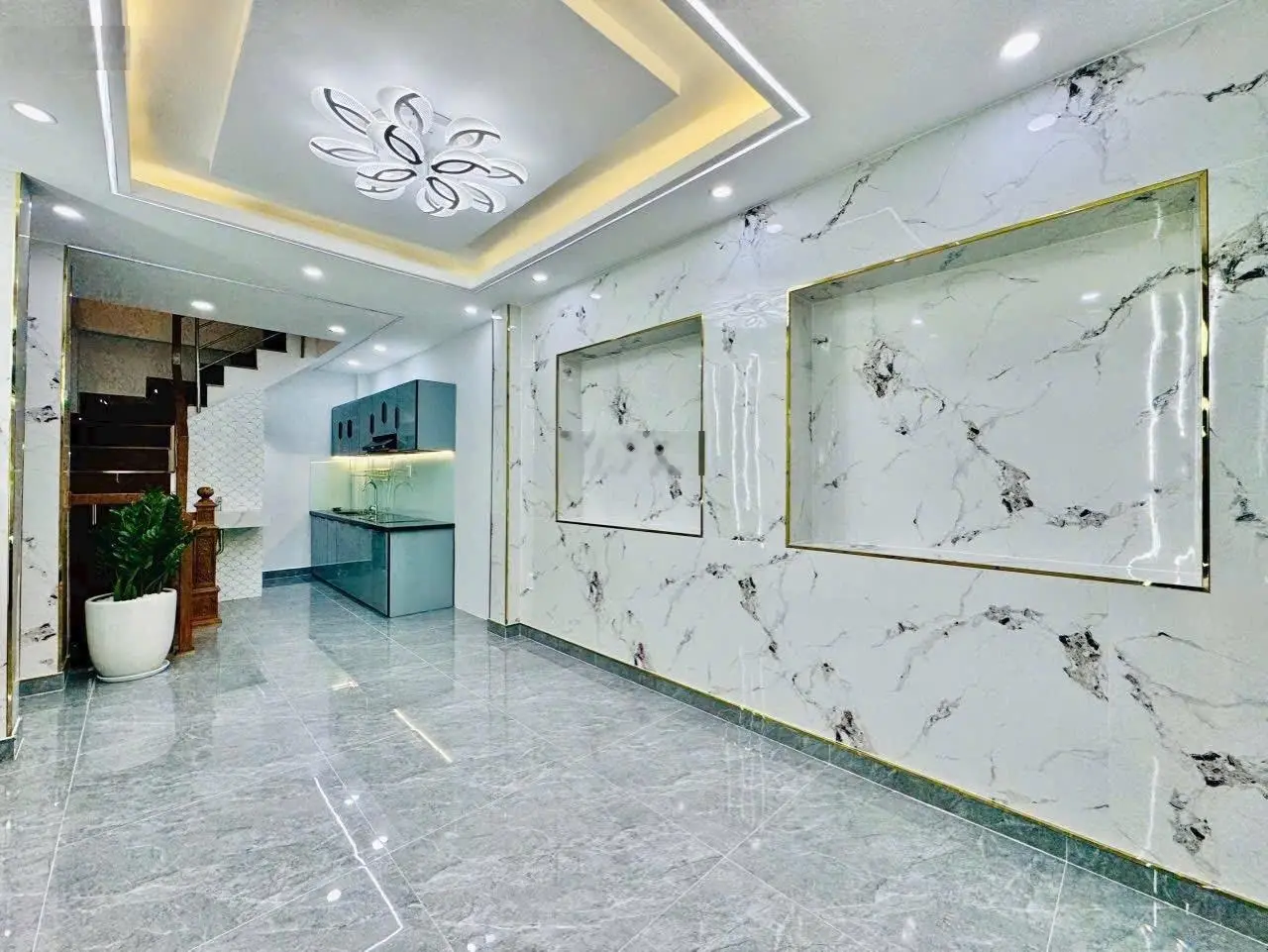 Cần bán gấp nhà Nguyễn Thiện Thuật, Quận 3. Giá 4,2 tỷ/DT 40m2. 1 trệt 2 lầu. Đường trước nhà 10m