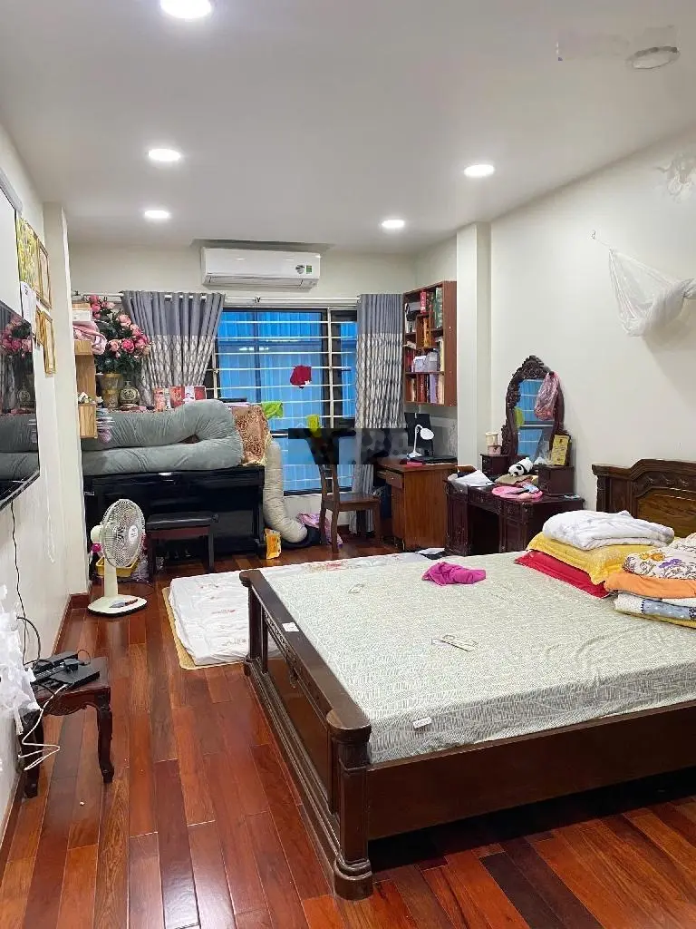Vị trí nhà nằm mặt ngõ rộng, ô tô 29 chỗ đỗ cửa, vỉa hè 2 bên, kinh doanh bất chấp các thể loại.