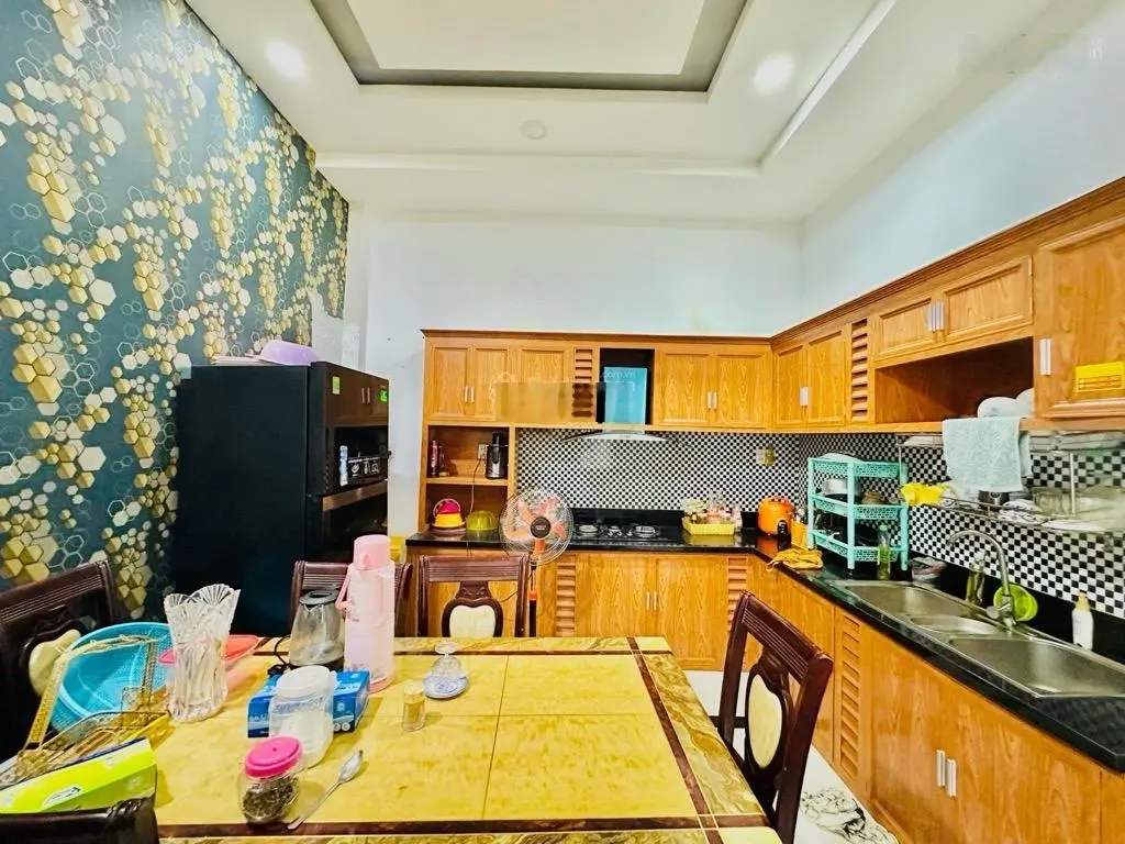 Mặt tiền Nguyễn Hồng Đào, 3 tầng