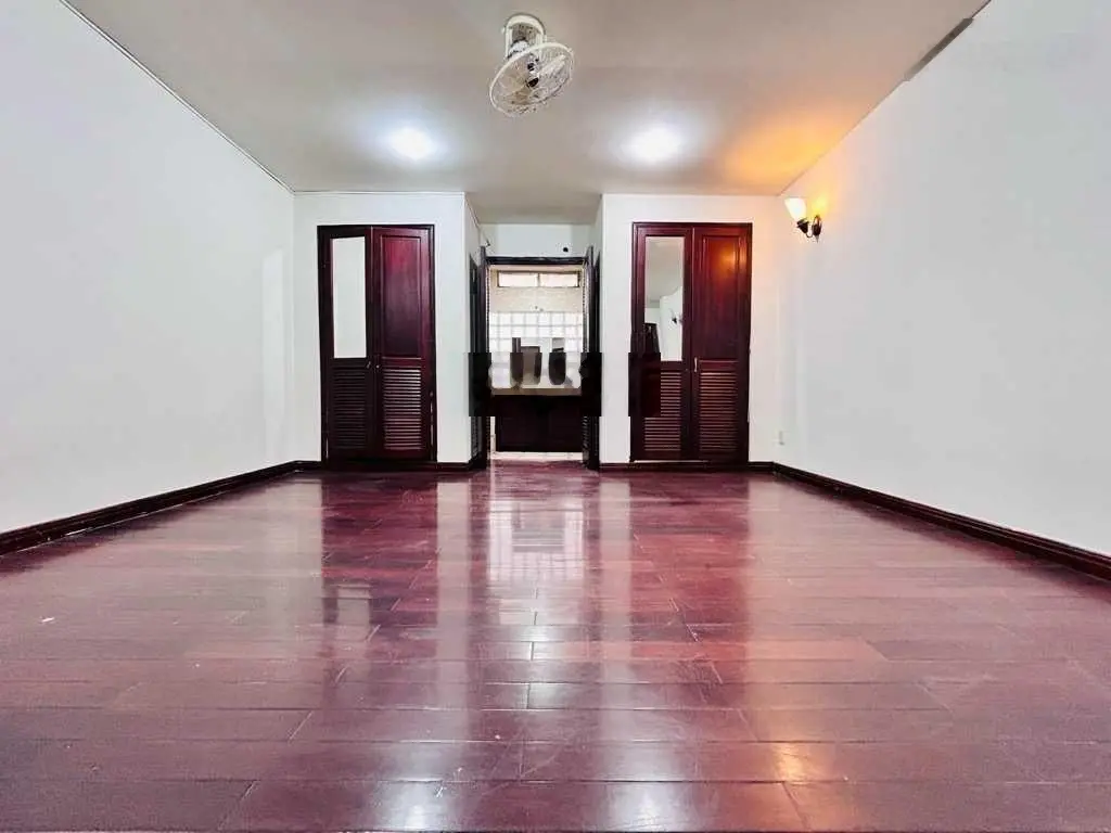 Nhà VIP khu sân bay, đường Hồng Hà, 4 tầng, có tầng hầm, KD mọi ngành nghề