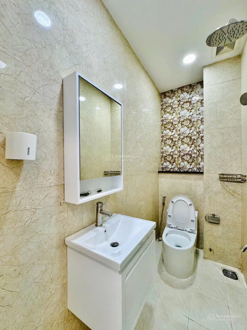 Siêu phẩm nhà đường 3 Tháng 2, Quận 10. Kế bên Vạn Hạnh Mall. 52m2 giá chỉ 3tỷ320, có sân thượng