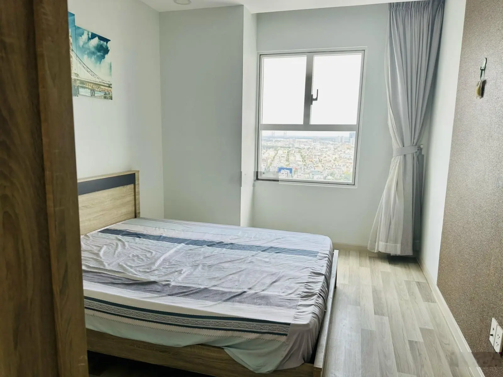 Bán căn hộ 02 PN đầy đủ nội thất hướng Đông thoáng mát giá 3,8 tỷ - LH: 0901 364 ***