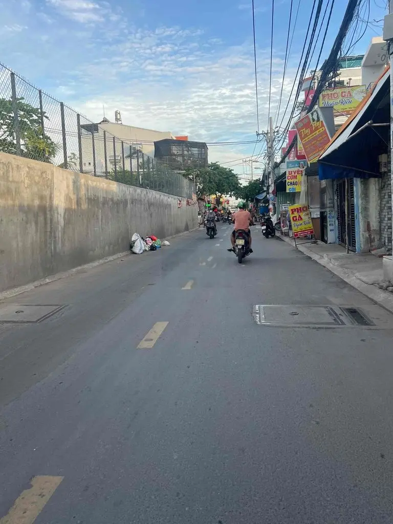 Ban nhà trệt lầu 4,4x7 sổ Hồng riêng ngay Ngã Tư Ga cách chợ 3 bước
