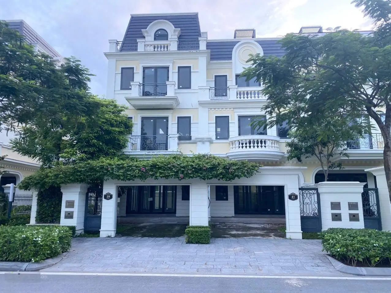 chủ cần bán nhanh căn biệt thự 121m2 mặt đường 30m KD siêu VIP siêu hiếm căn duy nhất bán