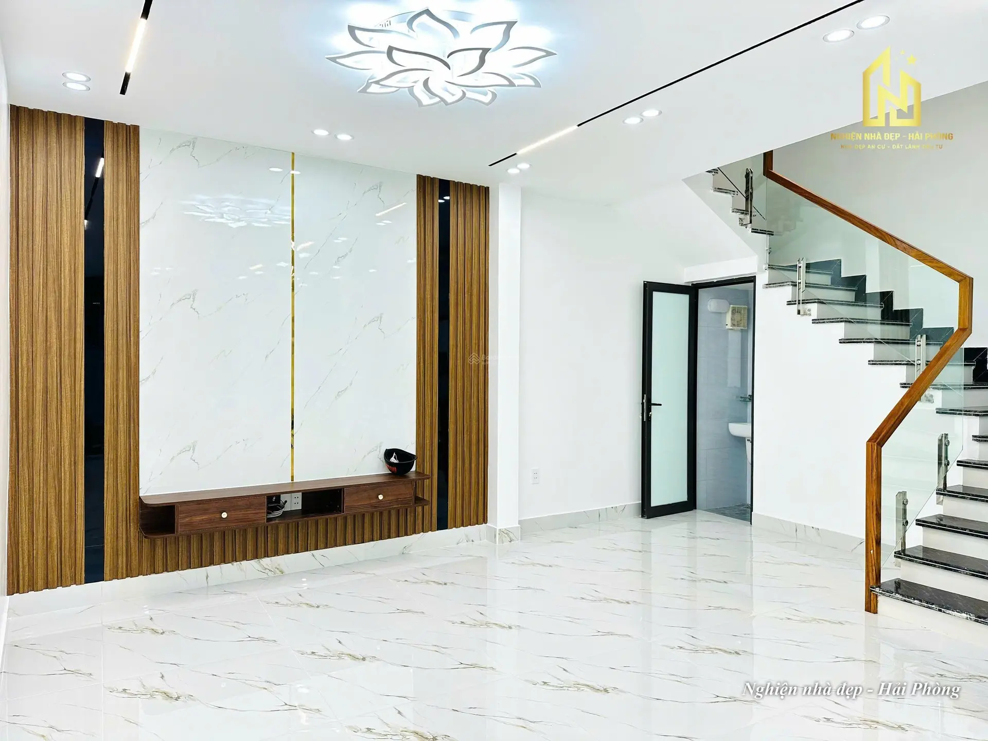 Nhà đẹp gốc dân xây độc lập, mặt ngõ thông thương phố Thiên Lôi, Chợ Đôn, ô tô đỗ cửa