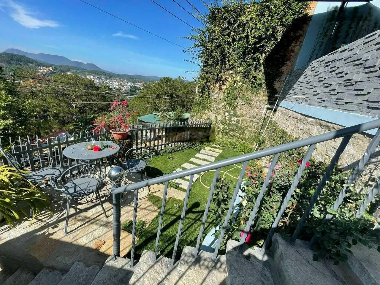 Nhà sân vườn 2MT KQH Trần Quang Diệu DT thực 79m2 vuông vức 2 tầng view thung lũng rừng thông