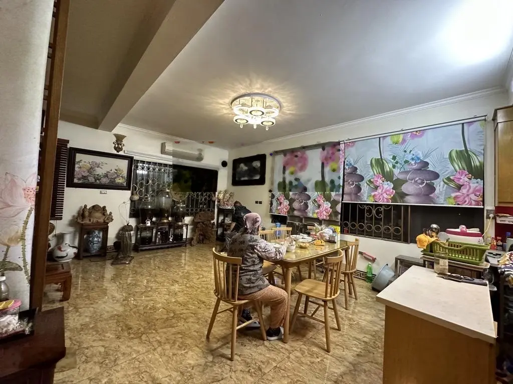 Nhà đẹp giang biên 41m x 3,6m 4 tầng dân xây vỉa hè ô tô tránh giá 9,5 tỷ vườn hoa