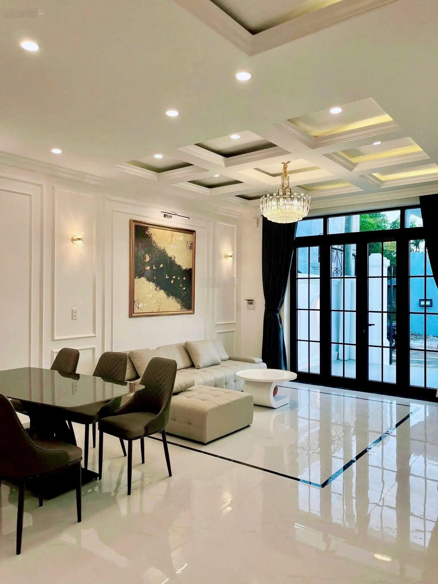 Nhà 2 tầng Full nội thất xịn xò thiết kế theo phong cách Tân Cổ Điển