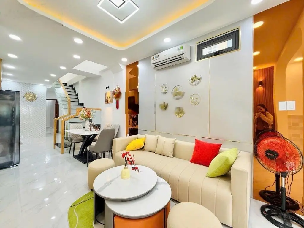 Cách chợ Bà Chiểu 1Km. Nhà mới 2 tầng. 3 phòng. 66m2 (Nở hậu). Dài 24m. HXT đỗ cửa. Nhỉnh 7Tỷ